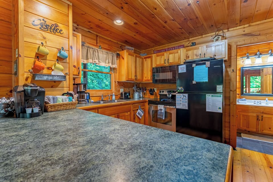 Sweet Bear Hideaway's fully-equipped kitchen