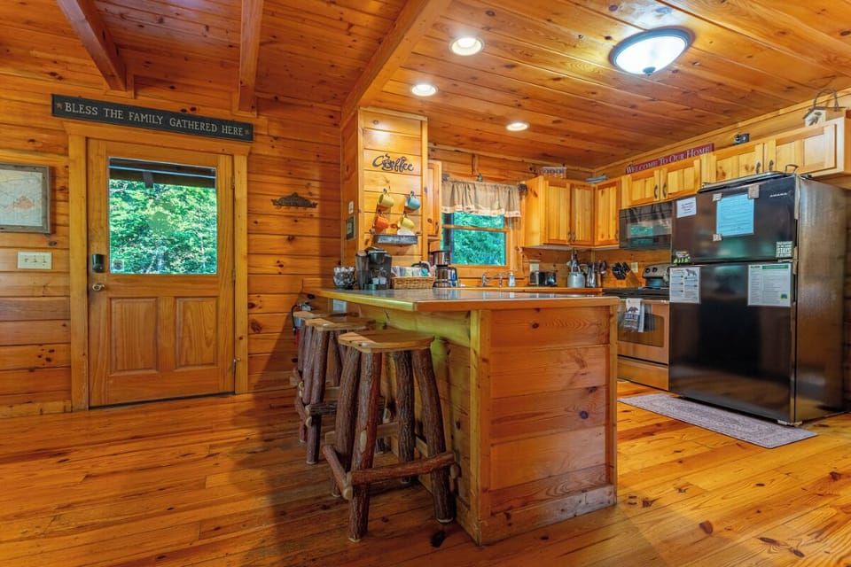 Sweet Bear Hideaway's fully-equipped kitchen