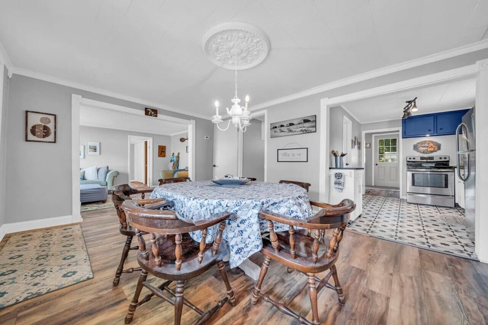 Enough seating for 6 at the dining table