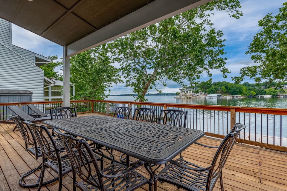Huge deck with beautiful views and plenty of seating!