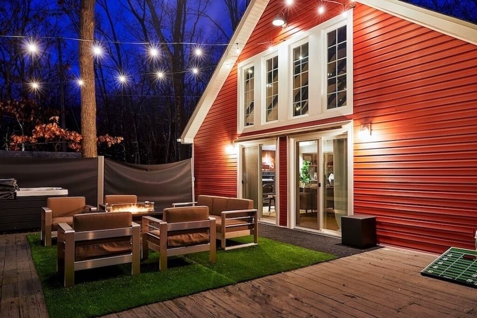 Outdoor space Hot tub, Fire pit, Corn Hole, BBQ Grill and Outdoor seating for 7+