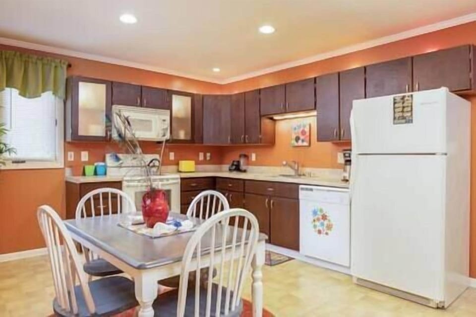 Another view of the kitchen (1)