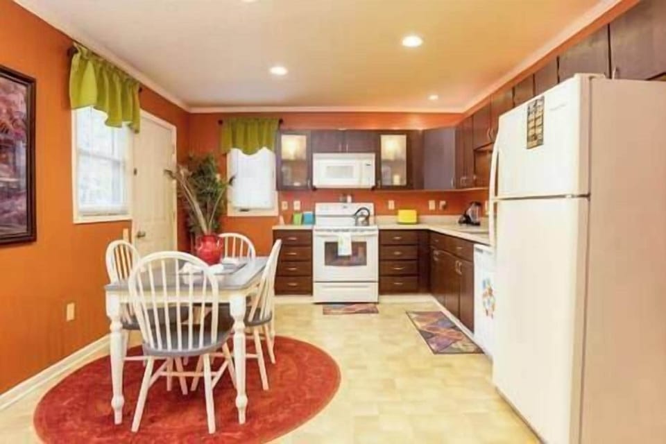 Large eat-in kitchen: microwave, range, dishwasher, refrigerator