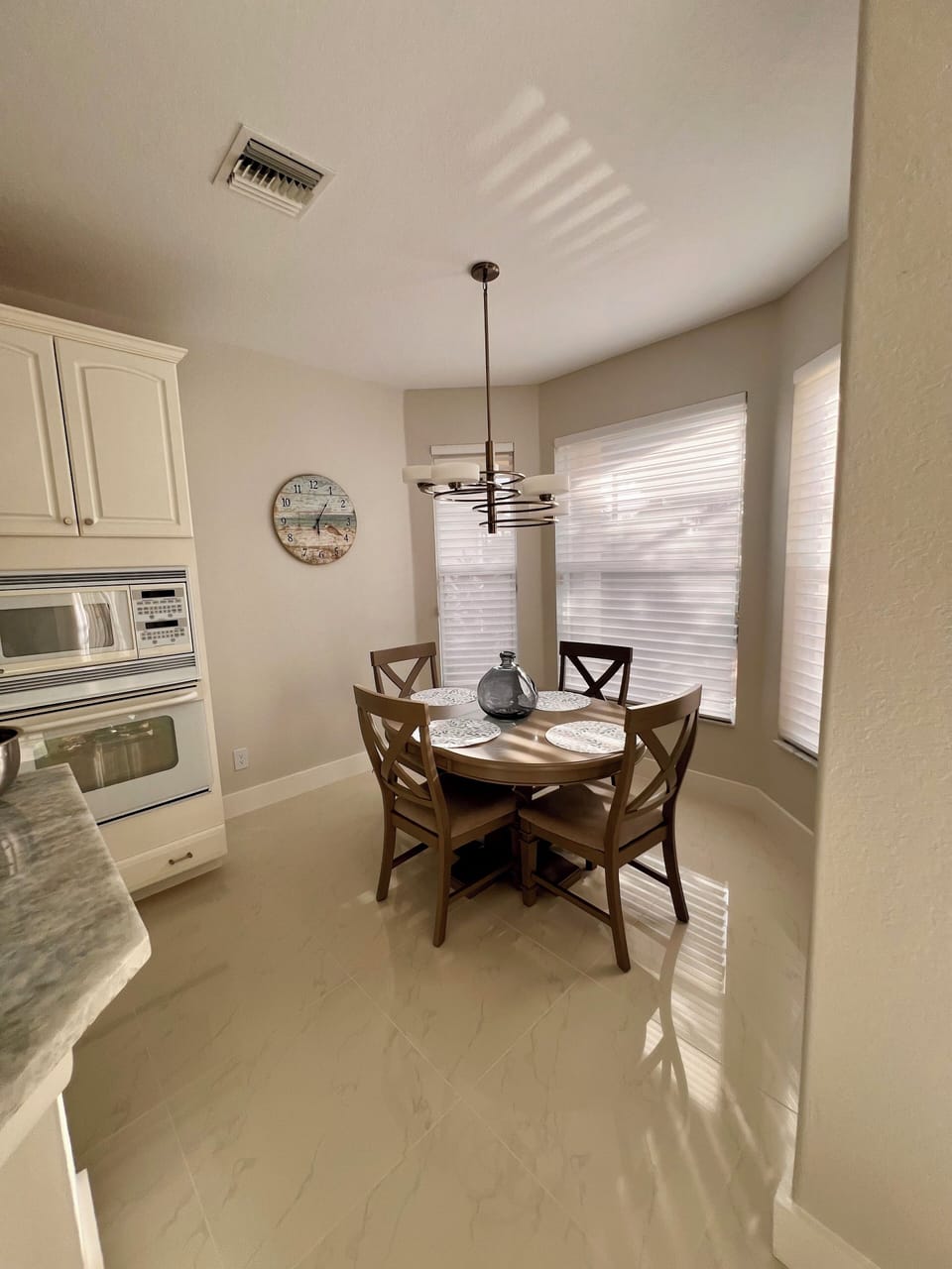 Breakfast nook
