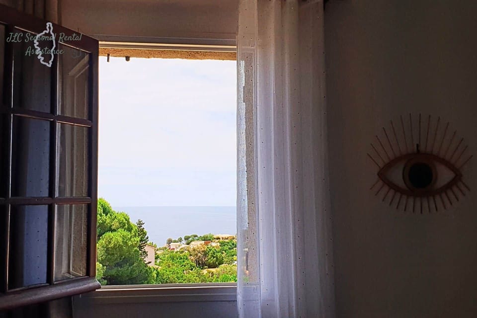 Sea‑view bedroom - view of the sea