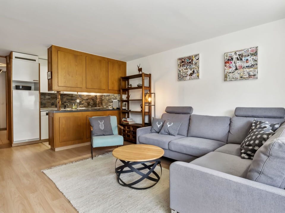 Table, Property, Furniture, Picture Frame, Couch, Living Room, Cabinetry, Wood, Interior Design, Studio Couch