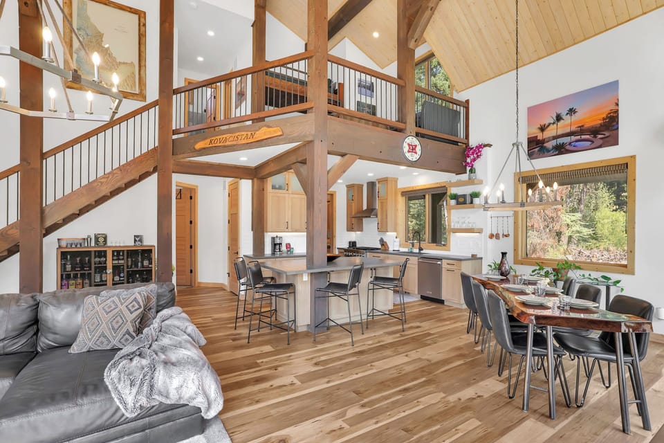 Plenty of seating for everyone in this beautiful open space