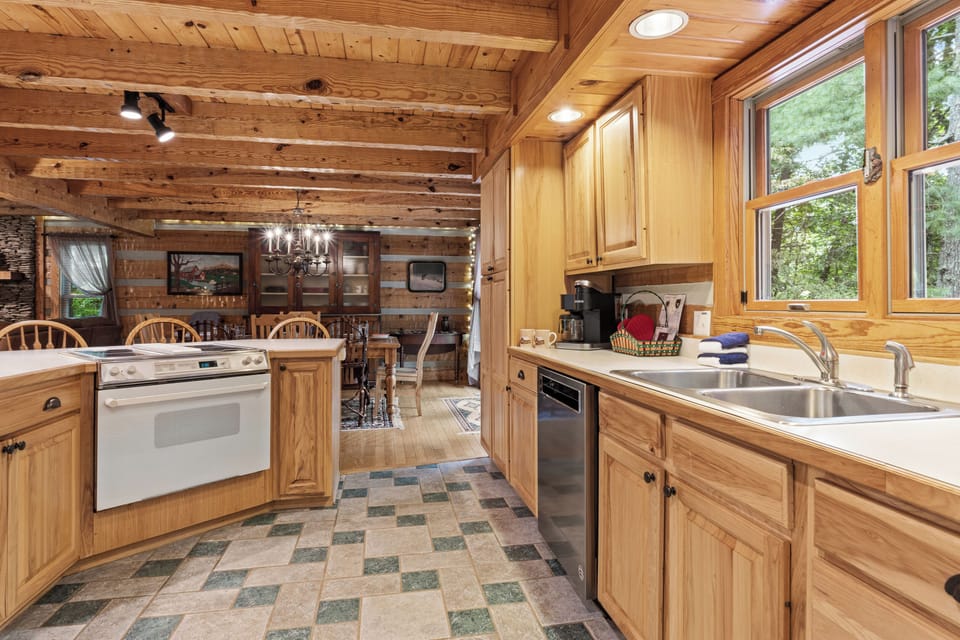 Laurel Log Lodge - Large Fully Equipped Kitchen