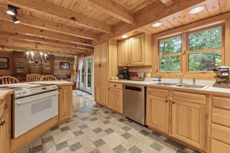 Laurel Log Lodge - Large Fully Equipped Kitchen