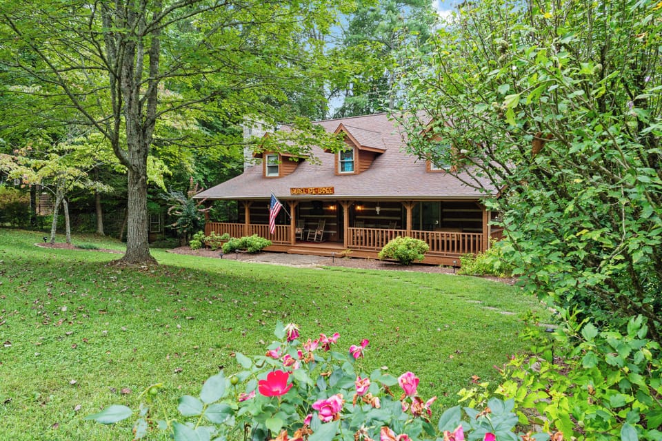 Laurel Log Lodge Front View
