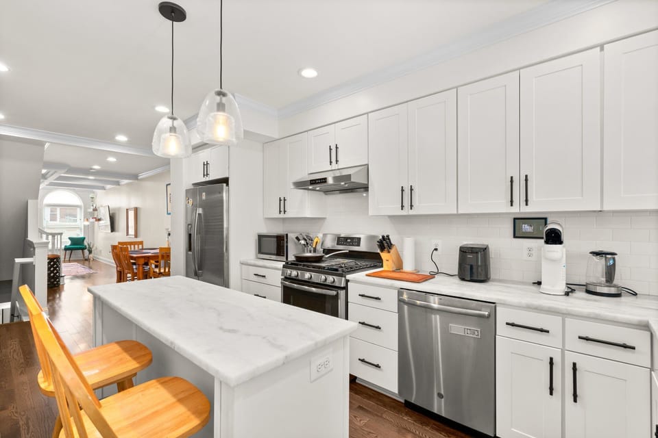 Kitchen with marble countertops and breakfast counter.