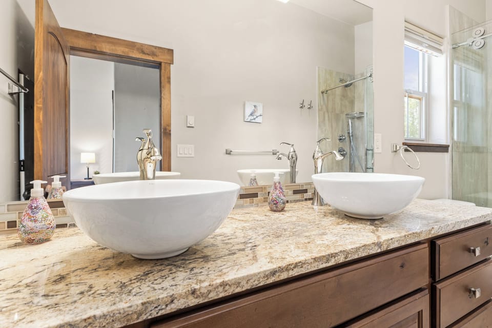 Upper Level -- Ensuite Bathroom #2