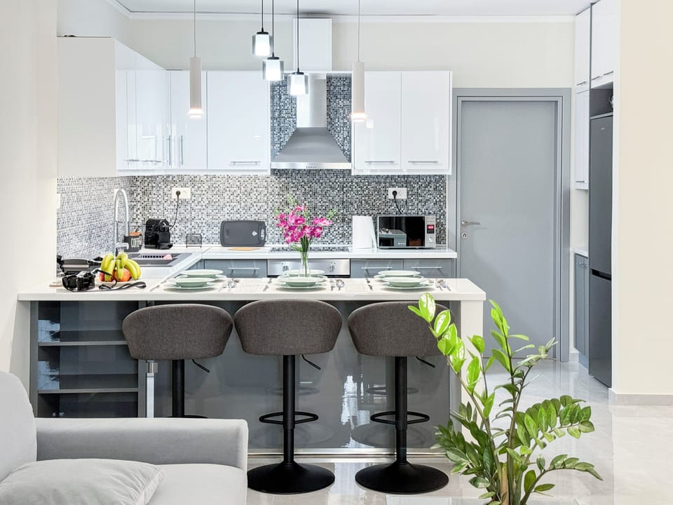 Dining area
(Door toward bedrooms)