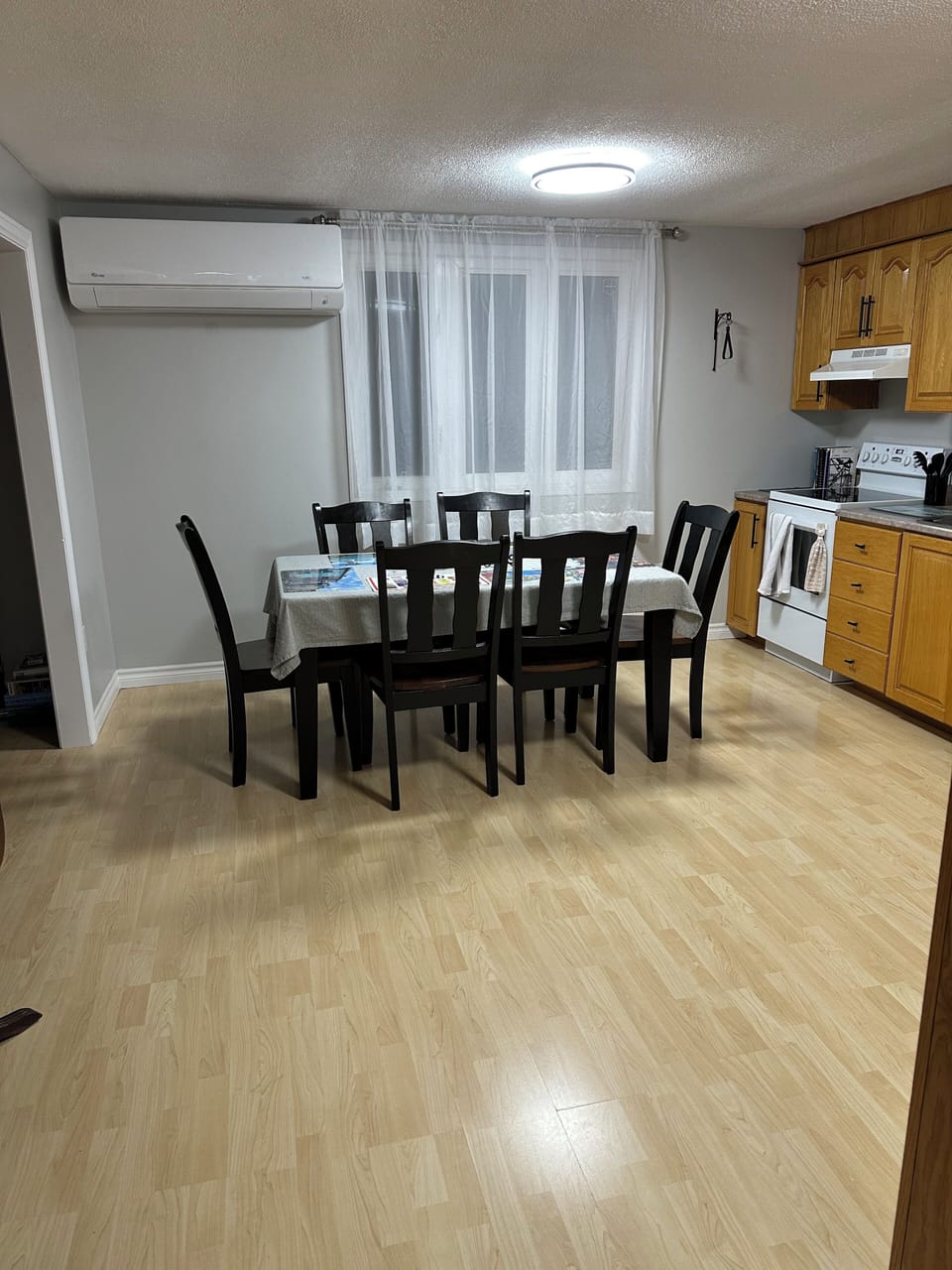 Dining table with 6 seating.