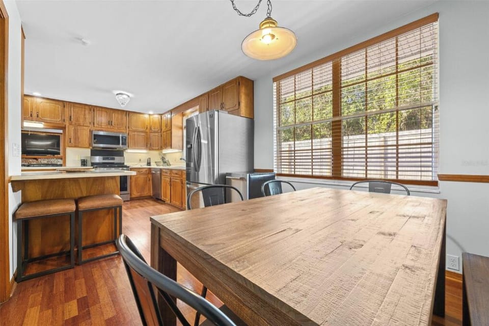 Our breakfast nook/breakfast bar area.