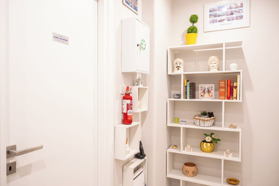 Corridoio parte finale - cassetta medica, estintore e libreria in Book sharing. 