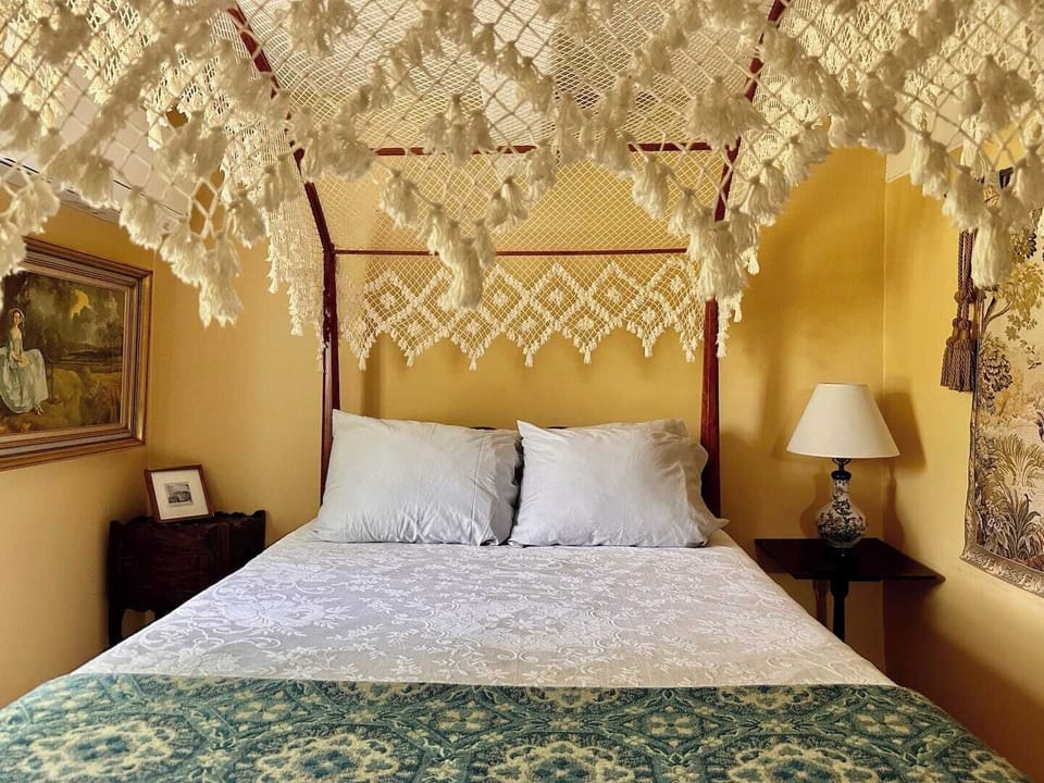 Ground floor bedroom, antique sheraton 4-poster bed, full casper mattress, A/C.