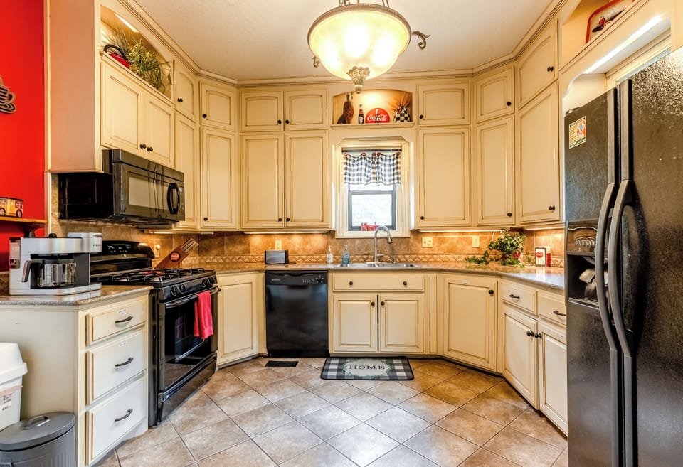 Full kitchen with Keurig Coffee Station