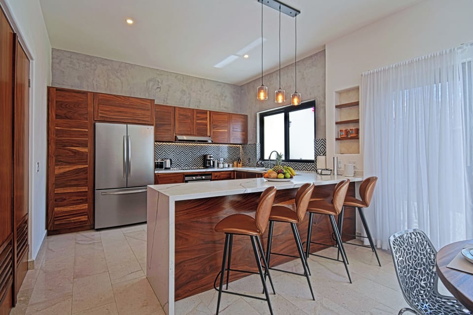 Kitchen with 4 bar stools 