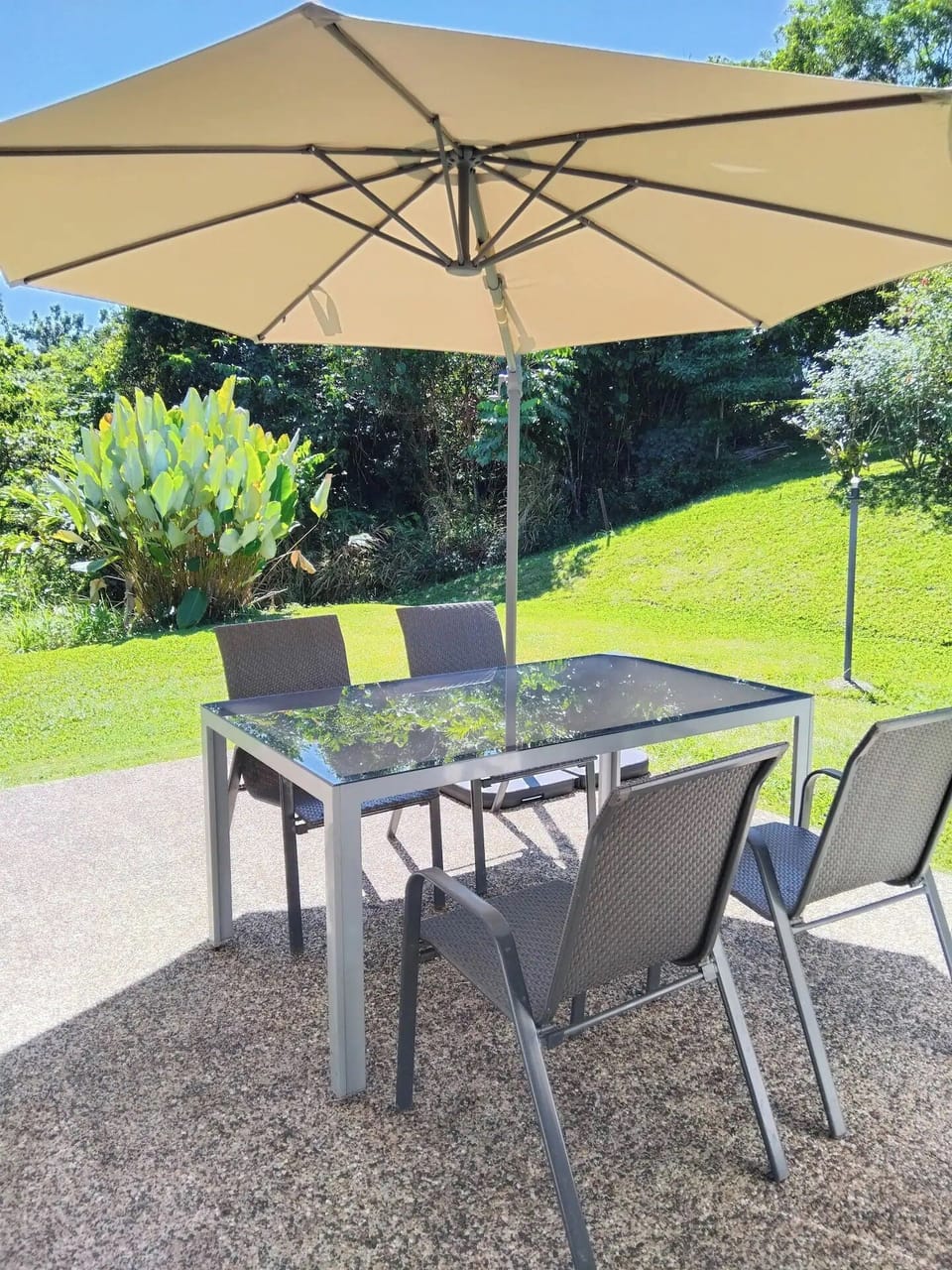 Your own courtyard, barbeque area, and outdoor dining, with shade for hot days