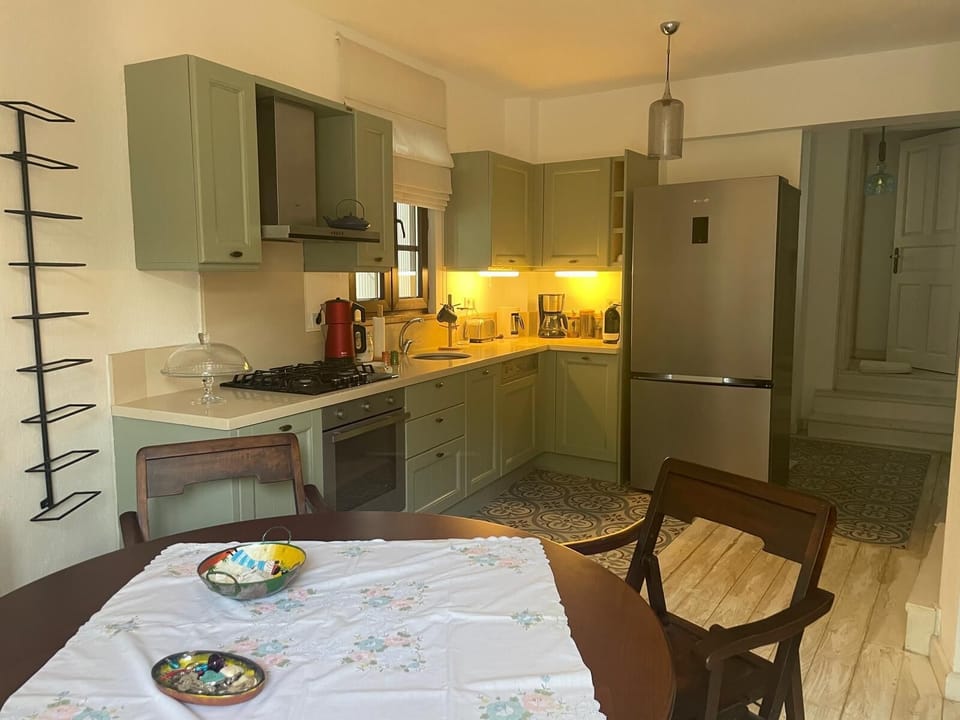 Open kitchen with dinning table for 6 people.