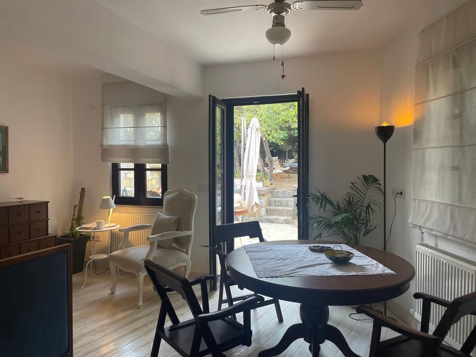 Living room with the door opening to the garden.