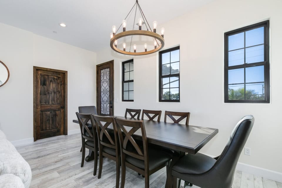 Dining area that can accommodate 8 people