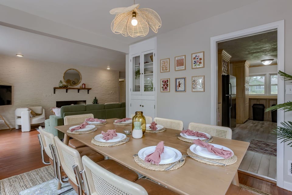 Dining area is near kitchen room