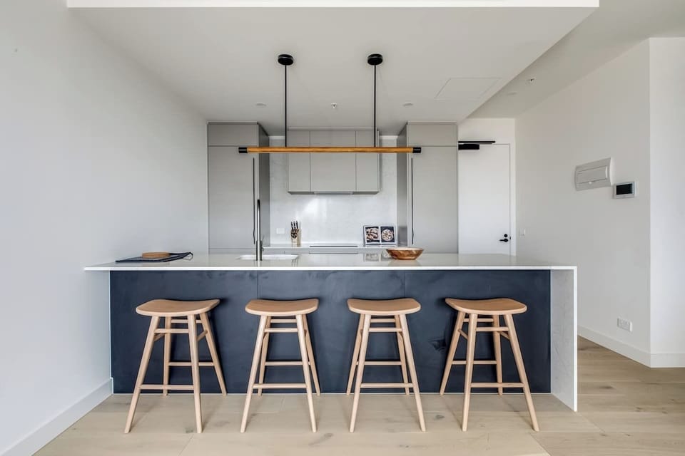 The central breakfast bar makes it easy to sit down to a meal at home or go out and explore plenty of eateries close by.

