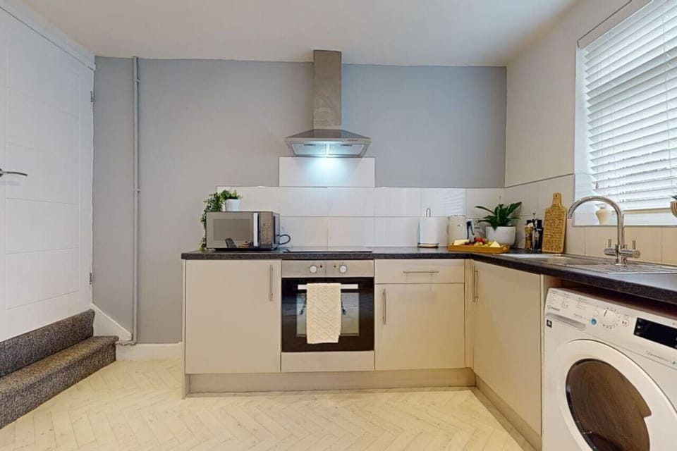 Embrace the beauty of a well-organized kitchen, where the white sink and counter create a serene atmosphere. This space invites you to explore your culinary passions with style and grace. #InteriorDesign #KitchenGoals #HomeSweetHome 🍽️🌿