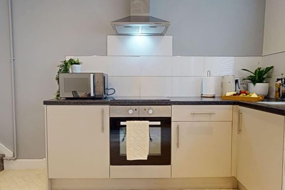 This kitchen room, with its spotless white sink and counter that radiate tranquility and cleanliness, demonstrates the charm of simplicity. An ideal setting for inventive cooking. 🏡✨ #HomeDesign #KitchenInspiration #CulinaryArt