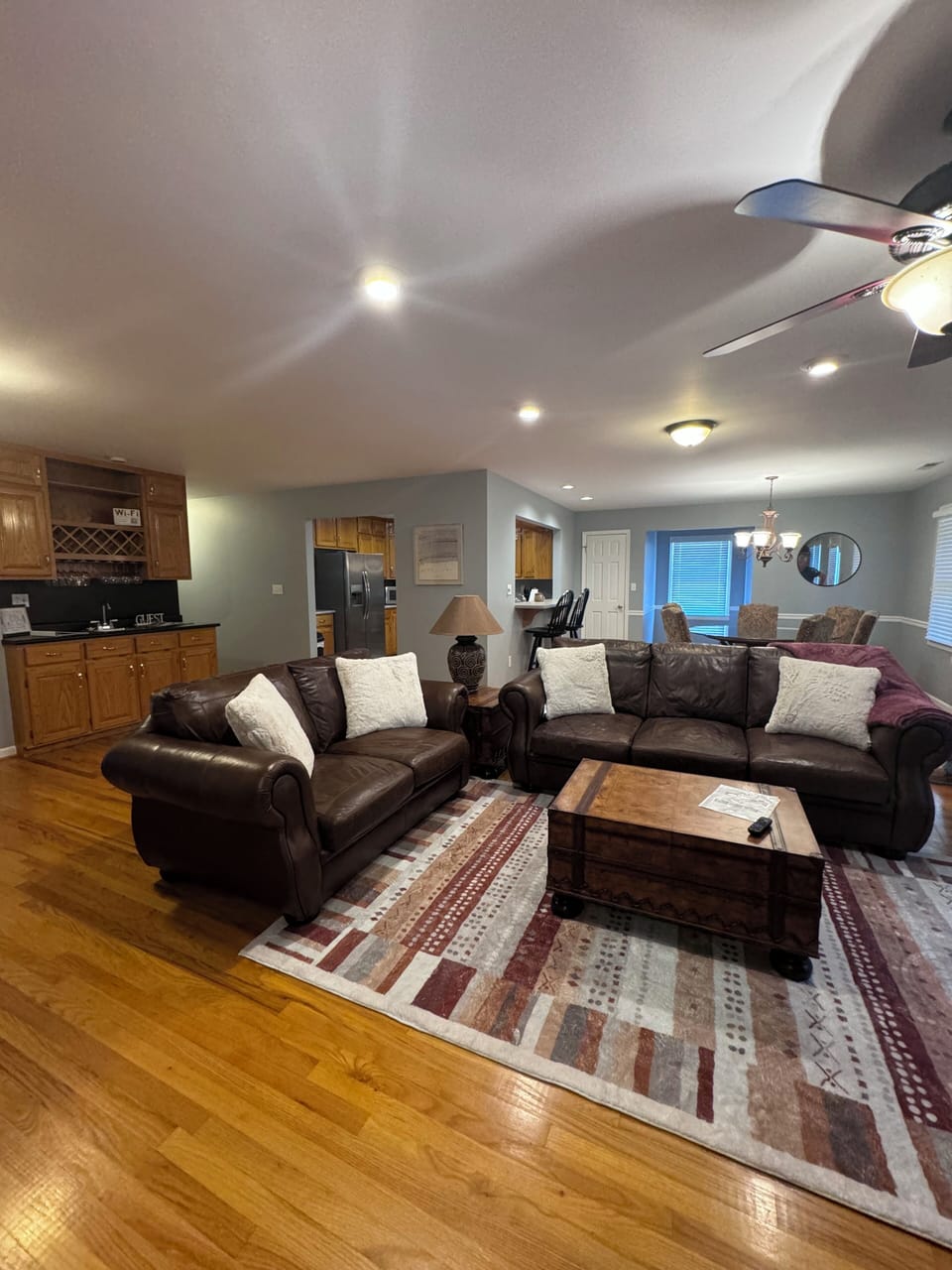 Livingroom and wine bar 