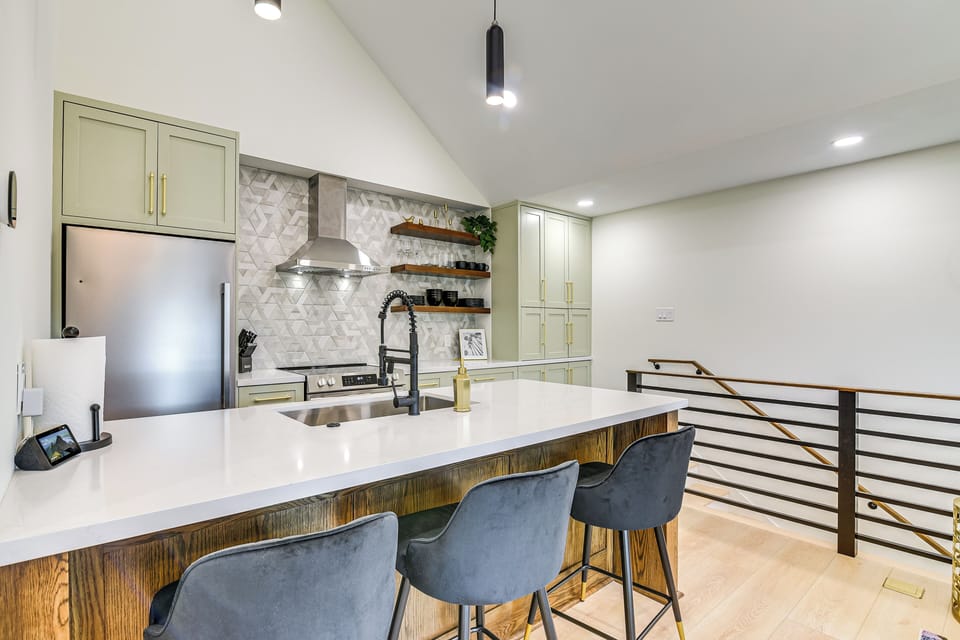 Studio | Kitchen | Dishwasher | Dishware & Flatware