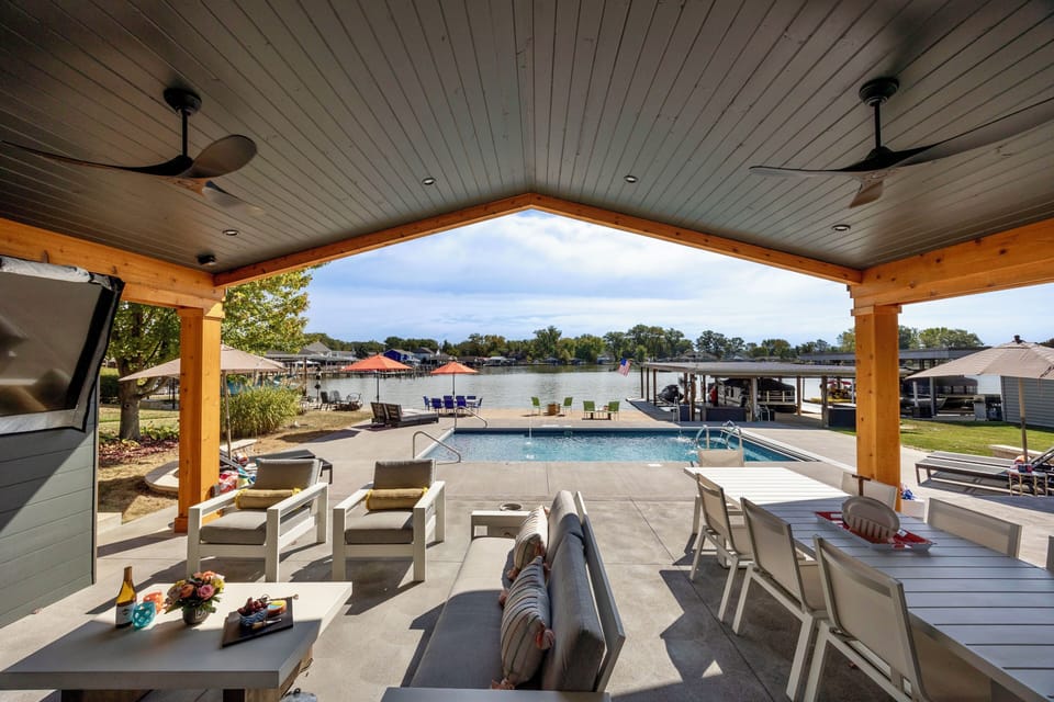 Welcome to our lakeside paradise!