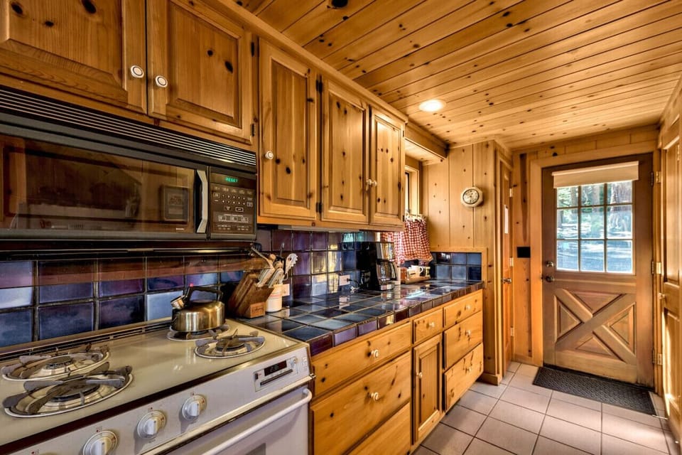 Nicely appointed kitchen.