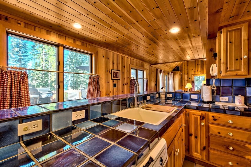 Nicely appointed kitchen.