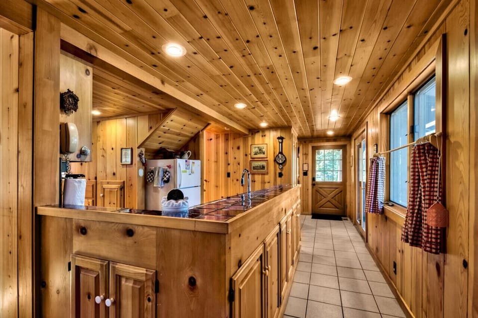 Nicely appointed kitchen.