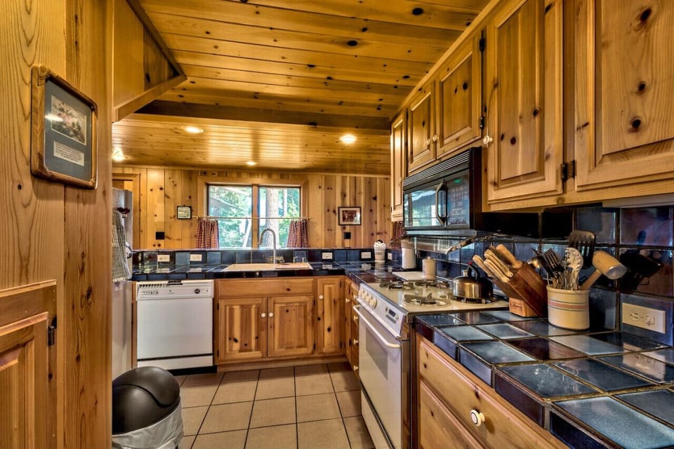 Nicely appointed kitchen.