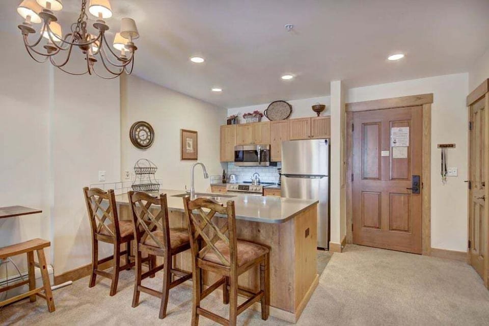 Dining area in a Springs 1 bedroom