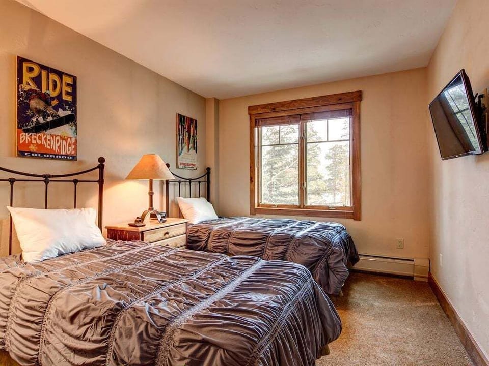 Guest Bedroom Mountain Thunder Lodge
