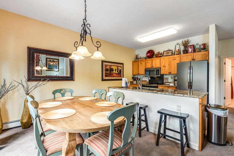 This kitchen also offers additional seating at the bar