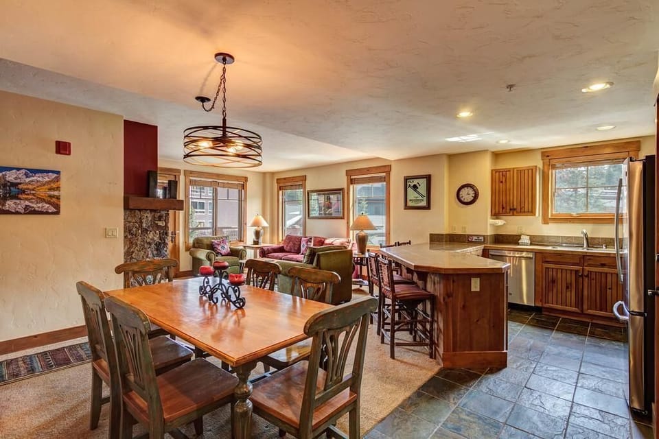 Breckenridge Mountain Thunder Lodge 2 Bedroom Dining Room