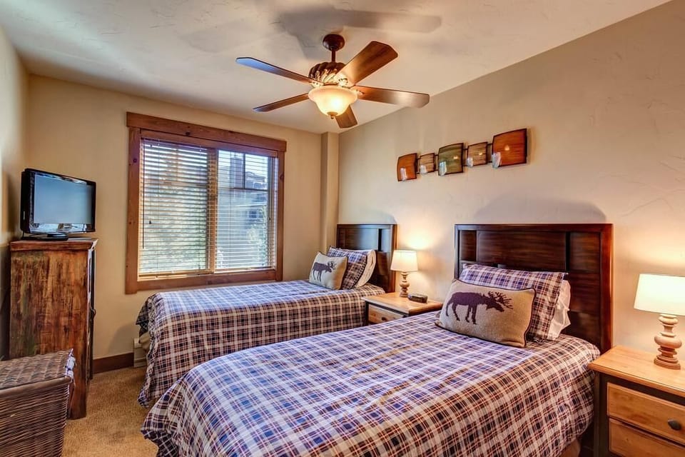 Breckenridge Mountain Thunder Lodge 2 Bedroom Guest Room