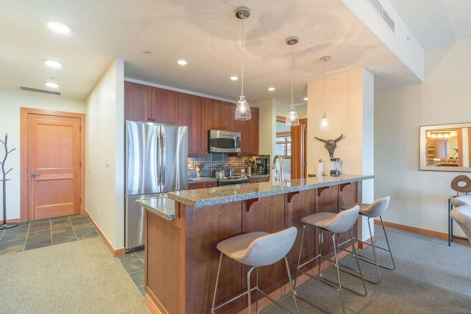 It is so easy to ski or bike back to your condo for lunch Everything you need to prepare a meal is found in the full kitchen.