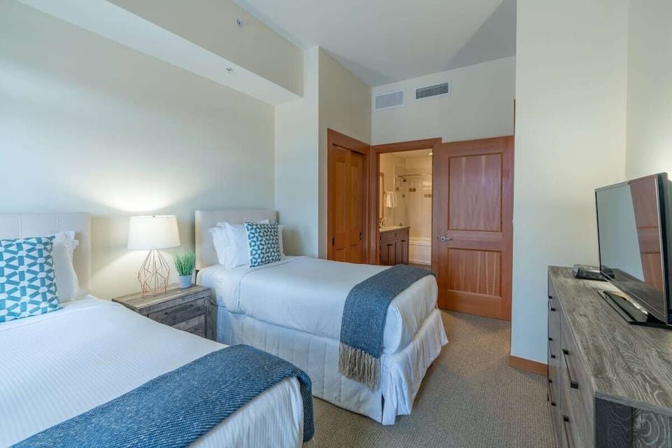 Capitol Peak Lodge Luxury 3 Bedrooms - Third Bedroom offers 2 Twins - Assigned at check-in