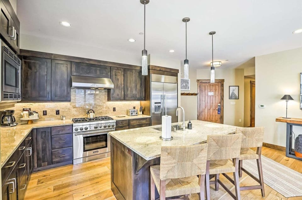 A true chef`s kitchen - excellent for preparing holiday meals