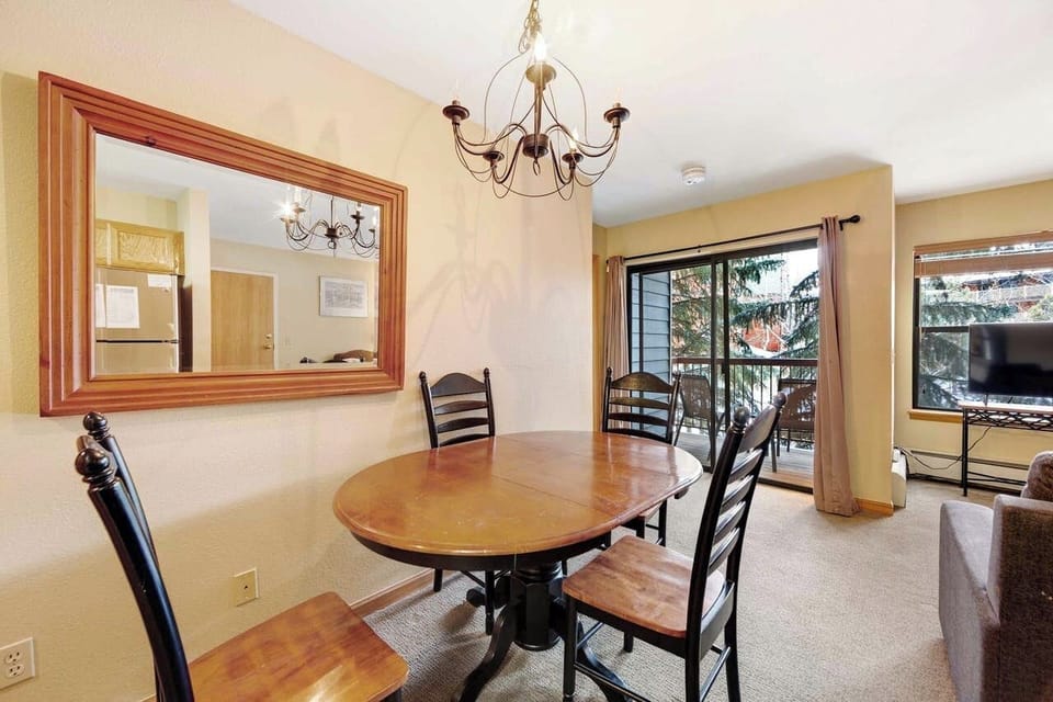 River Mountain Lodge 3 Bedroom Dining Area
