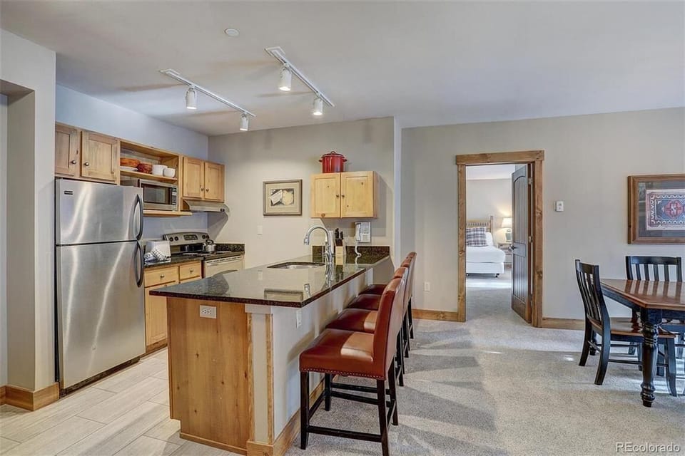 Breakfast Bar/Kitchen - Jackpine Lodge