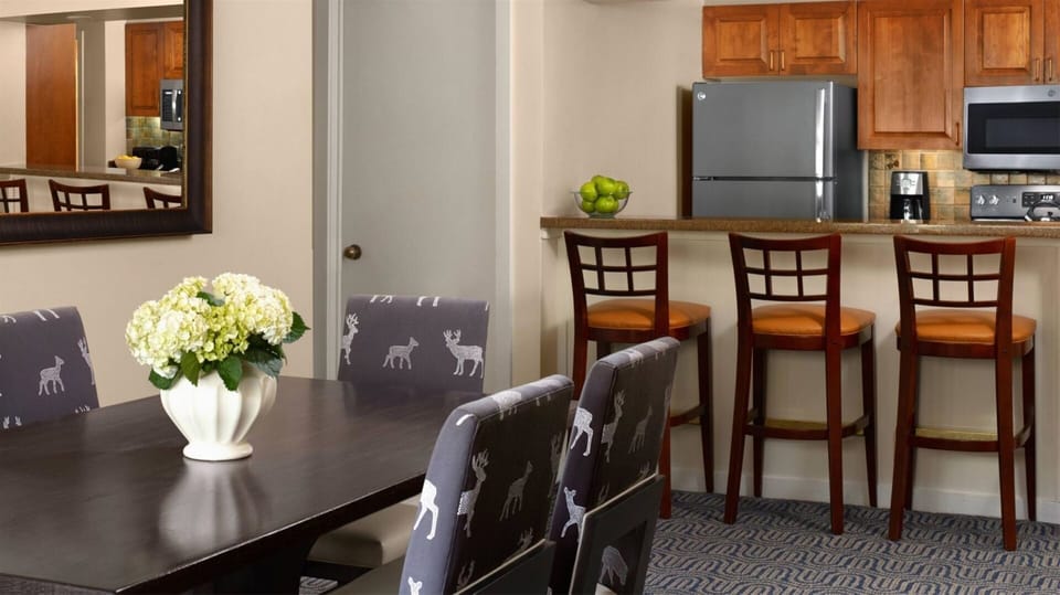 Bar and full gourmet kitchen in 1 bedroom units