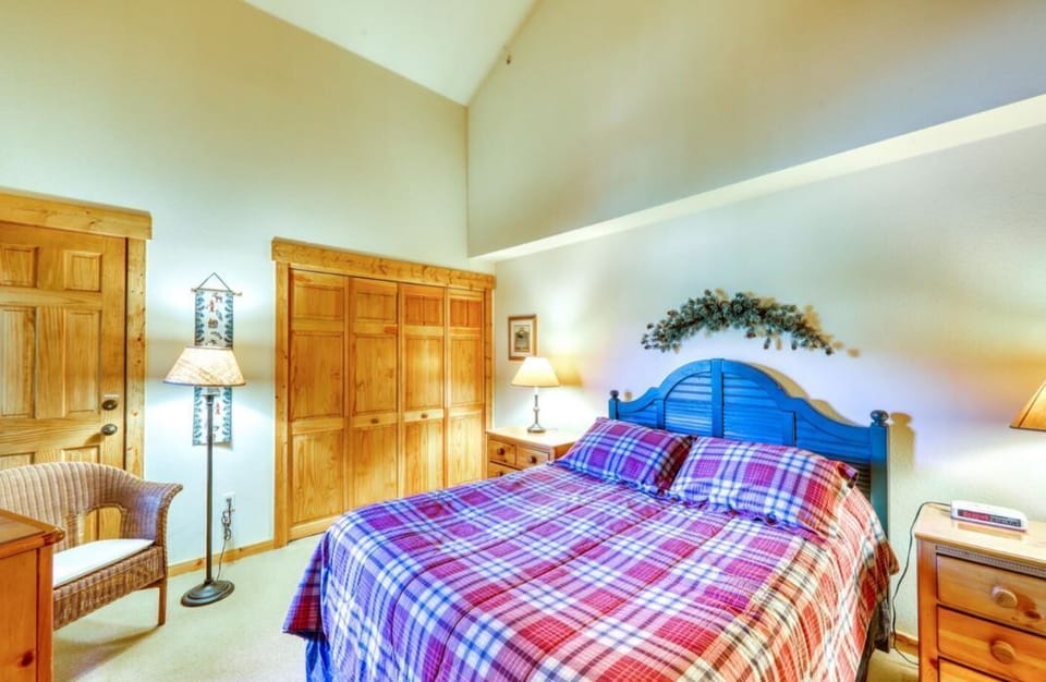 Bedroom with queen bed